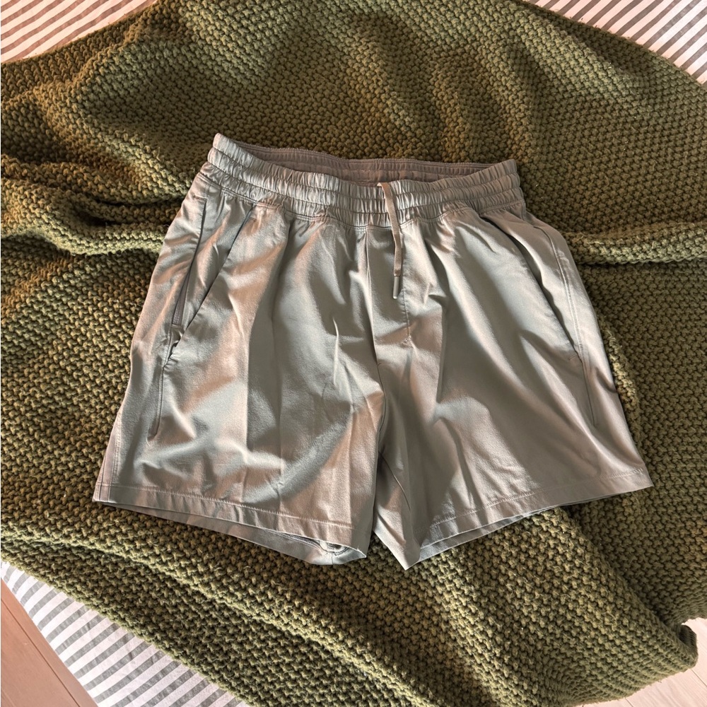 Lululemon Pace Breaker Linerless Short 5” Men’s Small Grey Sage